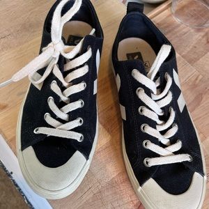 Veja Nova Black Pierre size 40
